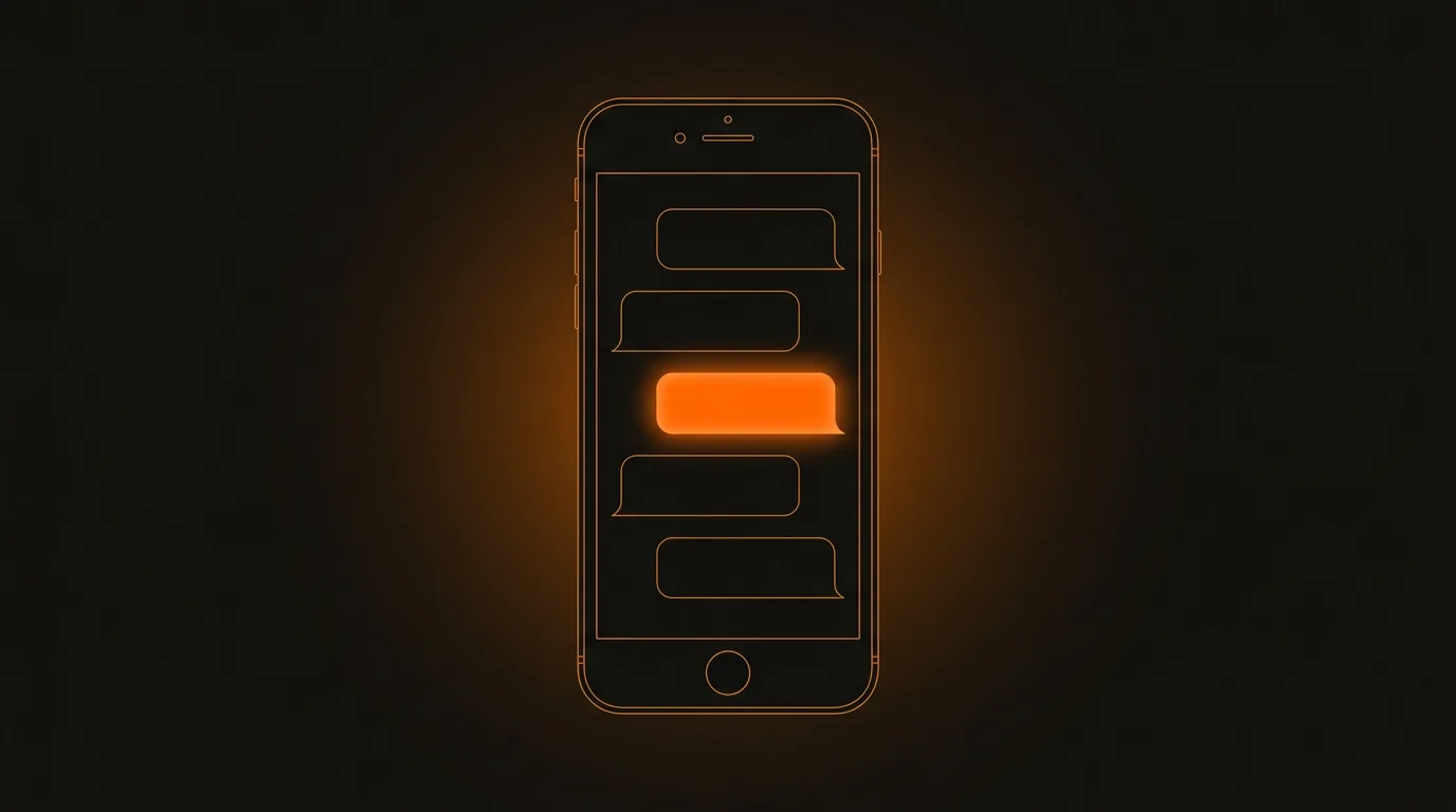 Illustration : smartphone en line-art dont une bulle de message s’allume en orange, symbole du SMS qui fait preuve